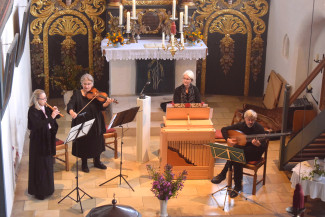 Klaus Martius (Theorbe), Ute Königer (Truhen-Orgel), Anna Katharina von Segnitz (Violine) und Bettina Käpplinger (Blockflöte, Gesang)